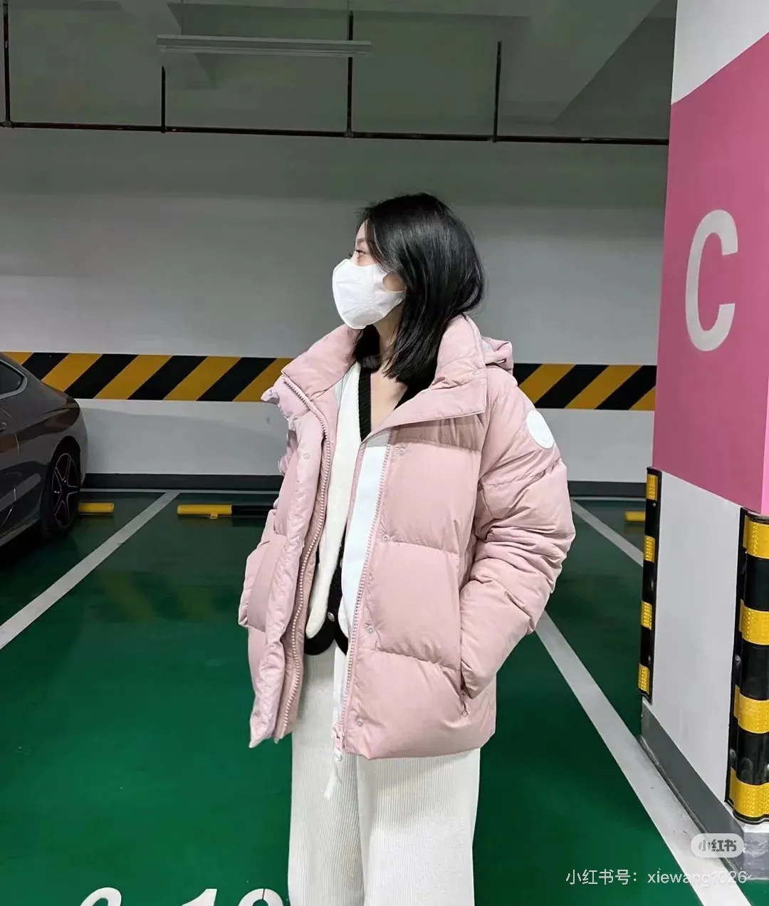 P770 model number: G124 Canada Goose PASTELS series new Parker couple's hooded down jacket 1️⃣The fabric is made of soft EnduraLuxe fabric, which enhances the durability of easy-to-wear parts, is lightweight and durable; the inner liner is made of anti-velvet gallbladder, which is comfortable and soft without velvet. It has a detachable hood, can be adjusted in two directions, and is also filled with down, which brings greater softness and wrapping around the head and neck, and is full of warmth. This parka features white trim on the back and sides, and the hardware locks are all original and custom-made to match the muted fabric color. Goose label: The official website’s new series of silicone material labels, non-embroidery labels. 2️⃣It is very youthful and energetic, and can be easily worn by both men and women. It is very in line with the fashion aesthetic concepts of today's young people! 3️⃣ A full set of customized accessories, complete with three standards, same style for men and women, a must-have for couples! Color: black, white, pink, stone gray, water-soluble blue Size: XS, S, M, L